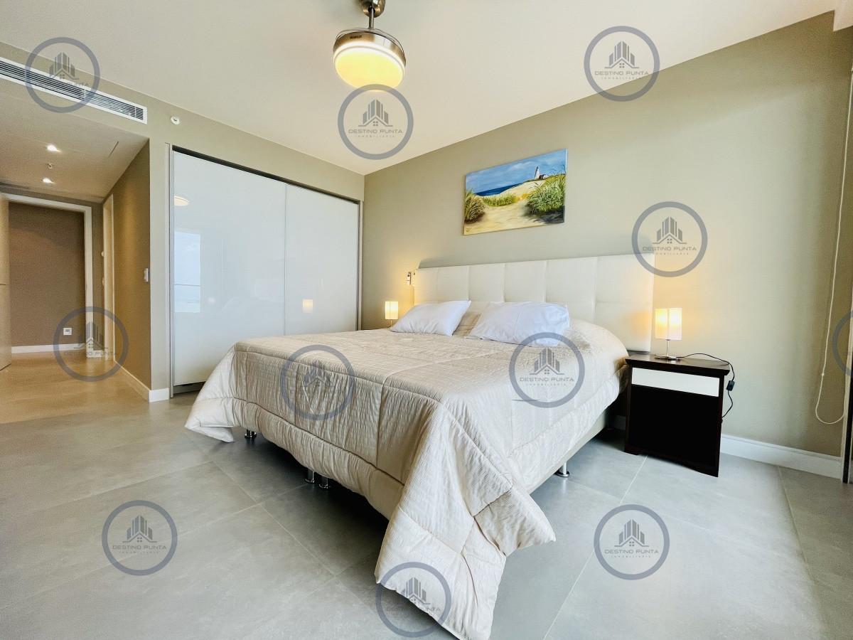 Apartamento ID.1122 - Venta y Alquiler Anual Moderno Apartamento de 2 Dormitorios en Torre Venetian sobre Playa Mansa
