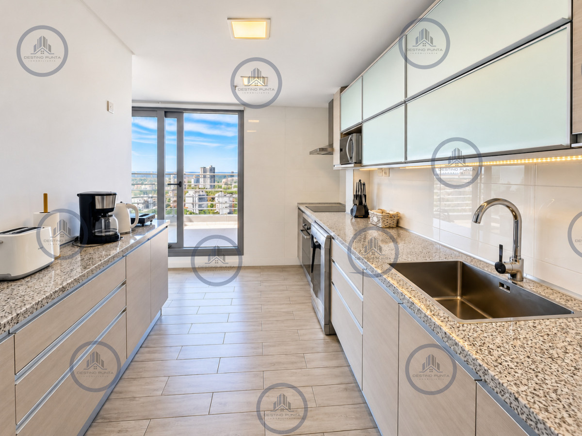Apartamento ID.3292 - Penthouse Dúplex de 3 Dormitorios en suite con Parrillero, Jacuzzi y Amplias Terrazas con vistas panorámicas. Playa Mansa, Punta del Este