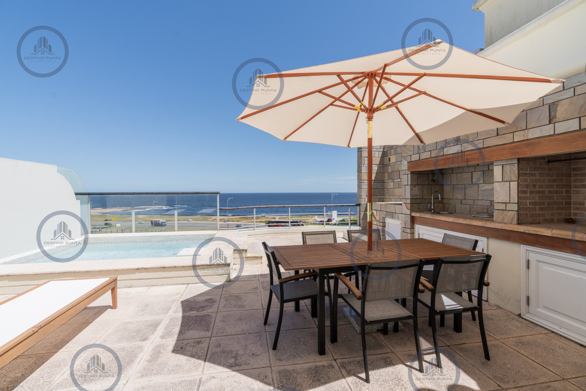Apartamento ID.231 - Exclusivo penthouse en venta de 3 dormitorios vista al mar, piscina y parrillero de uso exclusivo sonbre Playa Mansa, Pinares