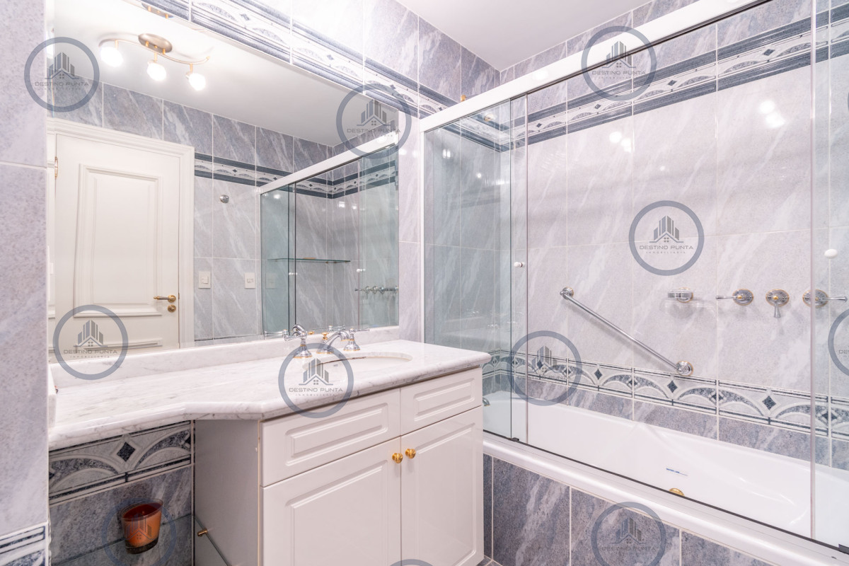 Apartamento ID.77 - Alquiler temporario y venta de espectacular departamento esquinero al frente en edificio icónico frente al Mar, Playa Mansa, Punta del Este 