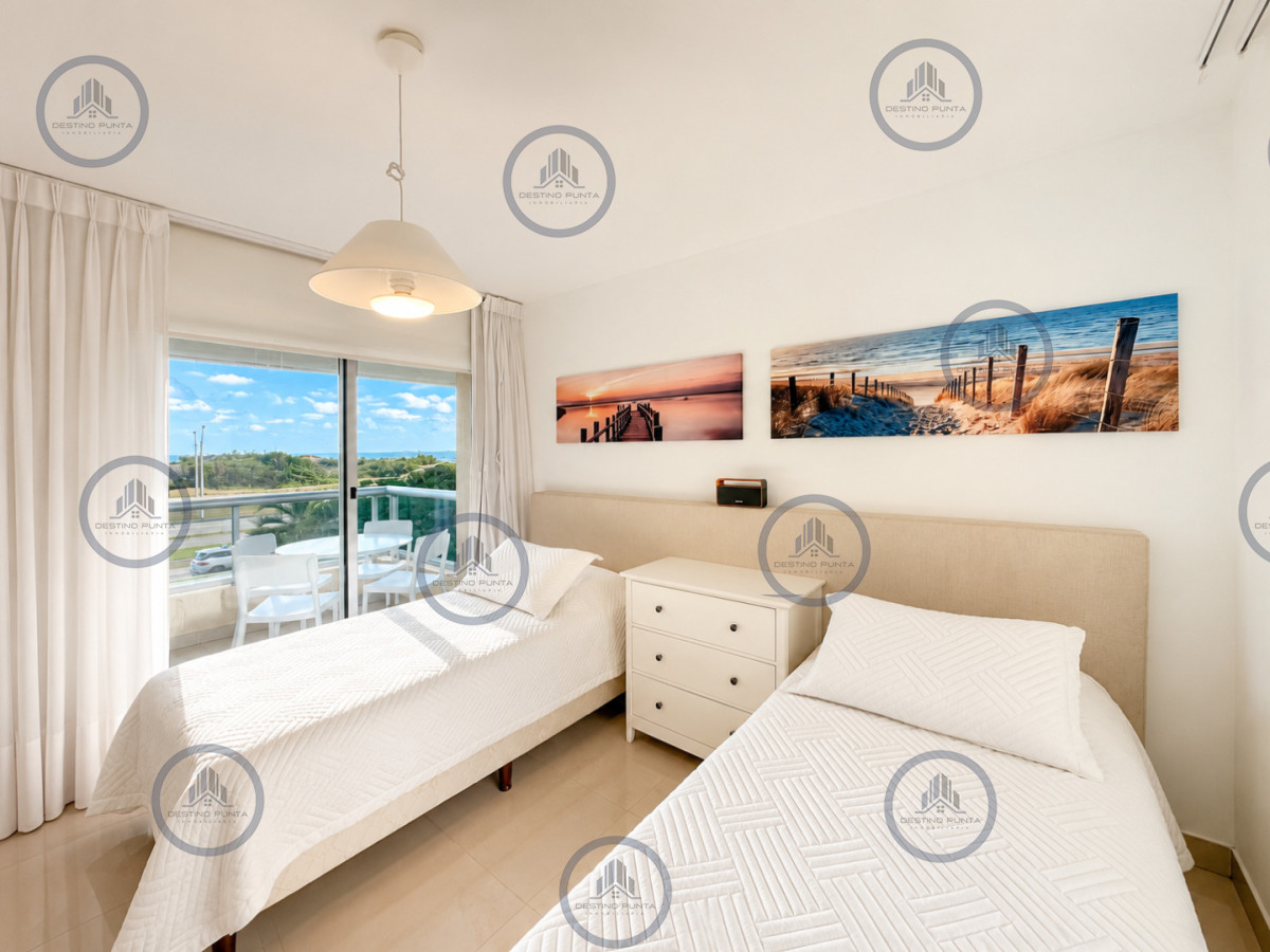 Apartamento ID.3030 - Venta de Apartamento de 3 Dormitorios sobre Primera Fila de Playa Brava, Punta del Este