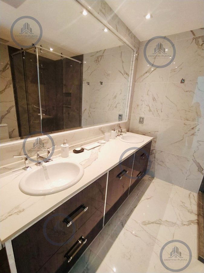 Apartamento ID.2287 - Exclusiva unidad de 4 dormitorios en suite en Fendi Chateu Playa Mansa Disponible Alquiler Anual