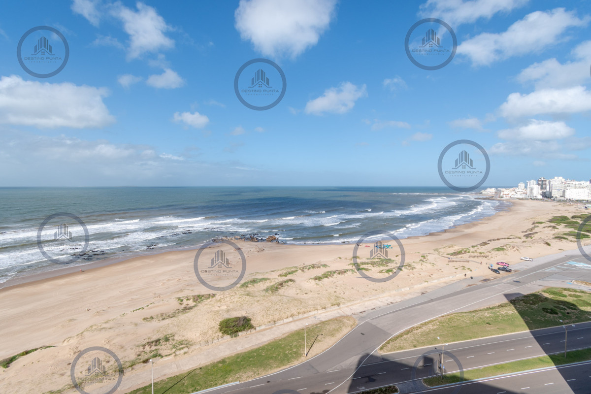 Apartamento ID.71 - Excelente Apartamento de 3 Dormitorios y Dependencia de Servicio Frente al Mar - Playa Brava