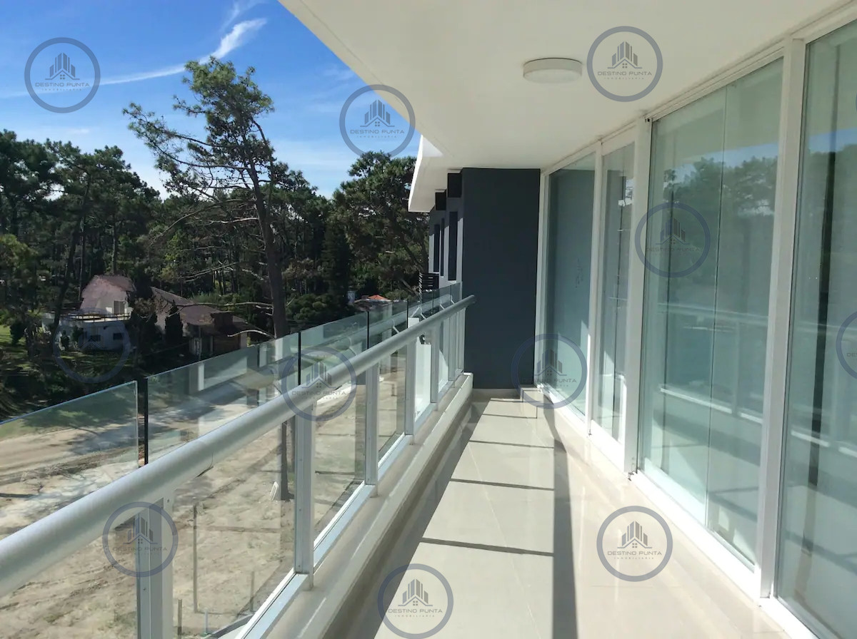 Apartamento ID.218 - Venta y alquiler de moderno departamento de tres dormitorios más dependencia a pasos de Playa Brava