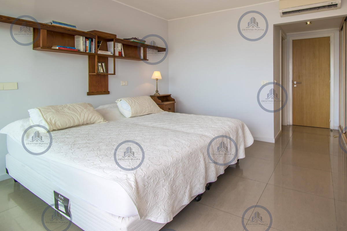 Apartamento ID.158 - Excelente Apartamento de 2 Dormitorios y Dependencia de Servicio en Playa Mansa