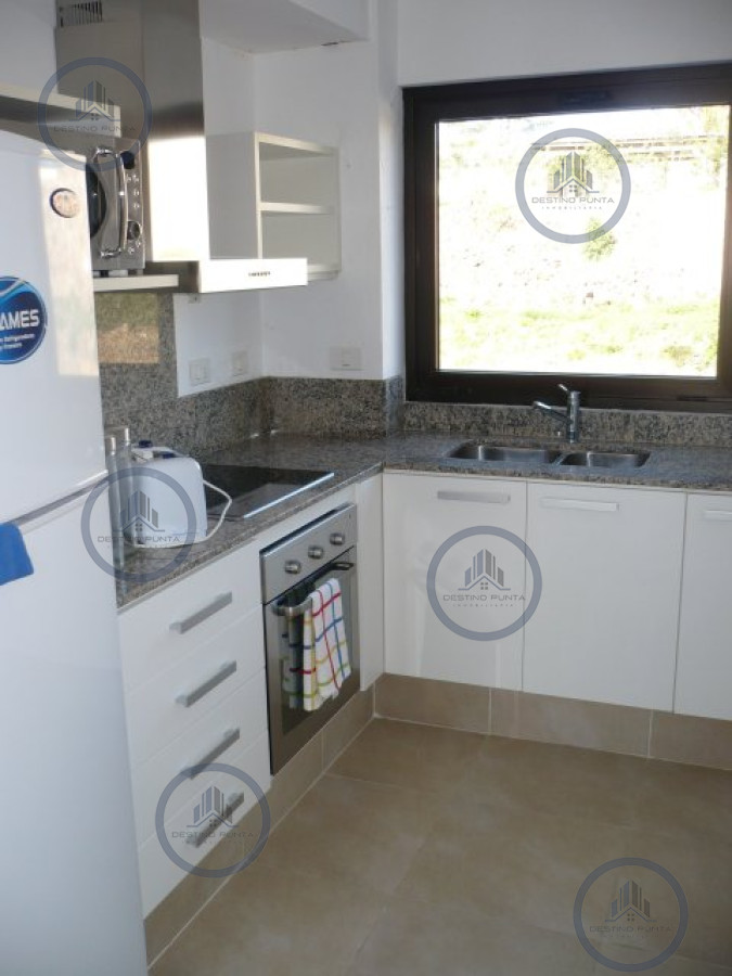Apartamento ID.582 - Venta de apartamento amplio de dormitorio y medio con terraza y parrillero de uso exclusivo en Punta Ballena