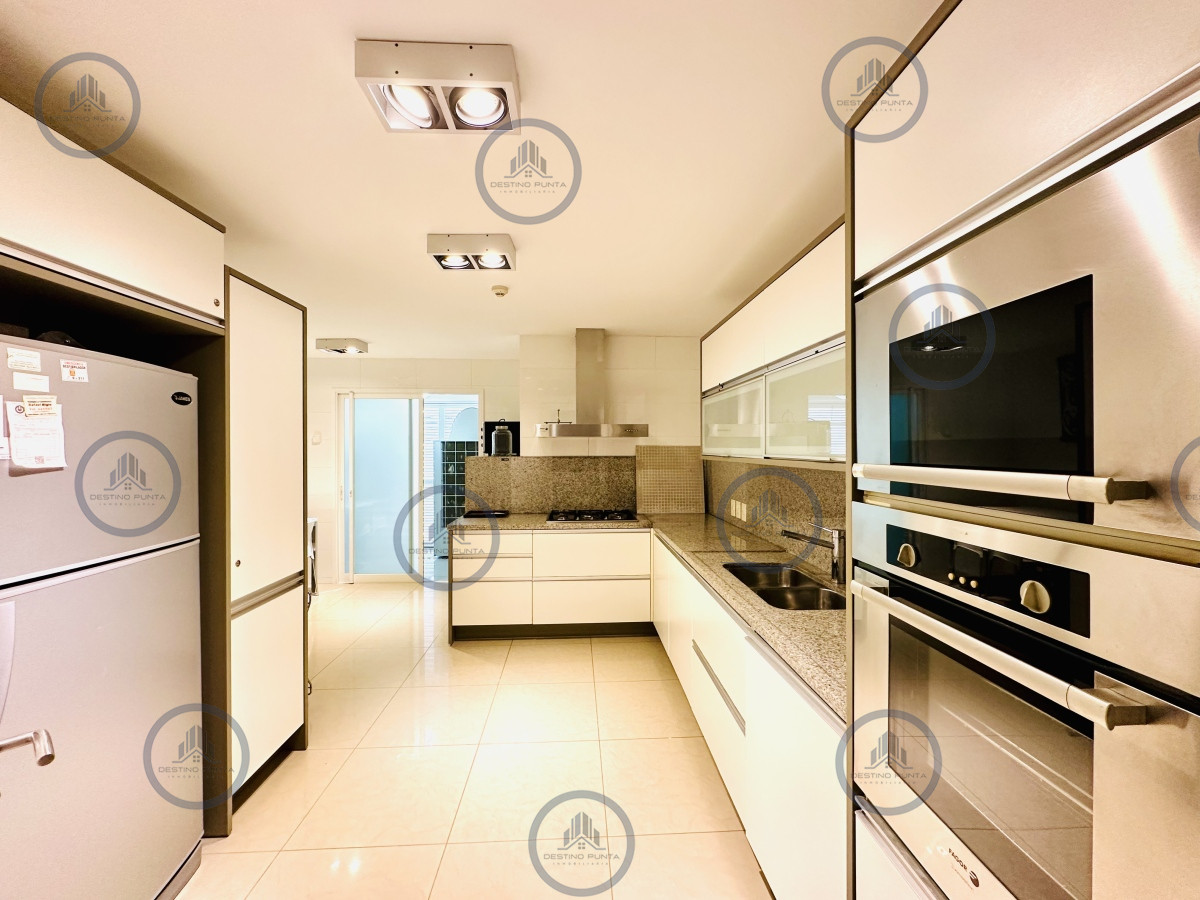 Apartamento ID.1708 - Alquiler temporario de gran apartamento de 4 dormitorios más dependencia en Playa Mansa