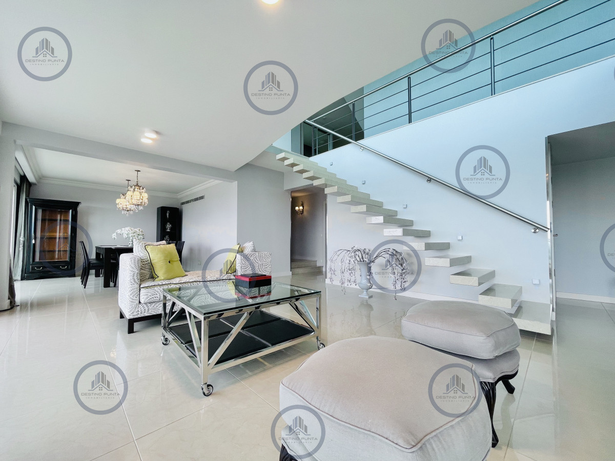 Apartamento ID.2300 - Lujoso Penthouse de 4 Dormitorios con Vista al Mar sobre Playa Mansa, Punta del Este