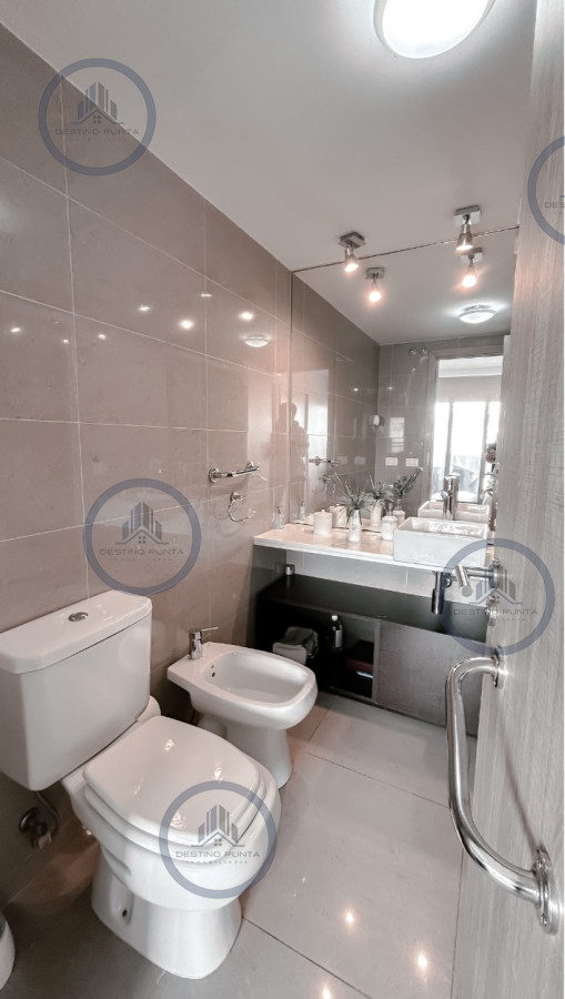 Apartamento ID.2314 - Apartamento de 2 dormitorios con 2 baños en alquiler por temporada torre moderna de Punta del este 