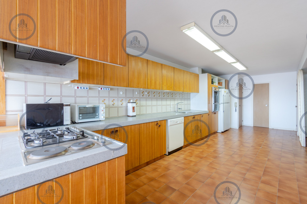 Apartamento ID.71 - Excelente Apartamento de 3 Dormitorios y Dependencia de Servicio Frente al Mar - Playa Brava