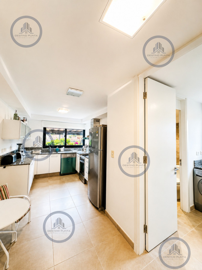 Apartamento ID.2462 - Excelente y amplio departamento duplex en venta de 3 dormitorios mas dependencia con parrillero, Punta Ballena