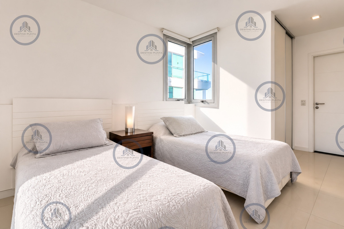 Apartamento ID.3106 - Apartamento de 3 Dormitorios en Primera Línea del Mar, Playa Brava Punta del Este