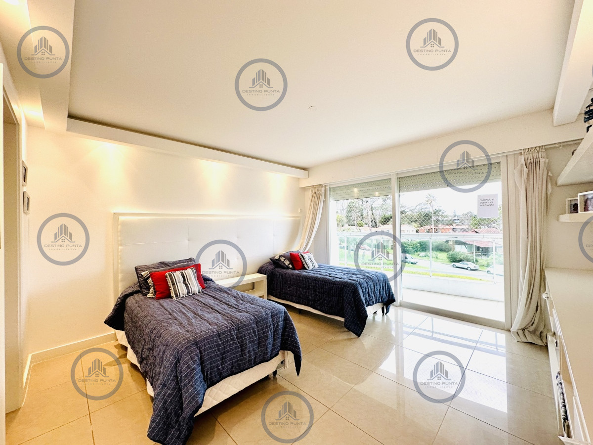 Apartamento ID.1708 - Alquiler temporario de gran apartamento de 4 dormitorios más dependencia en Playa Mansa