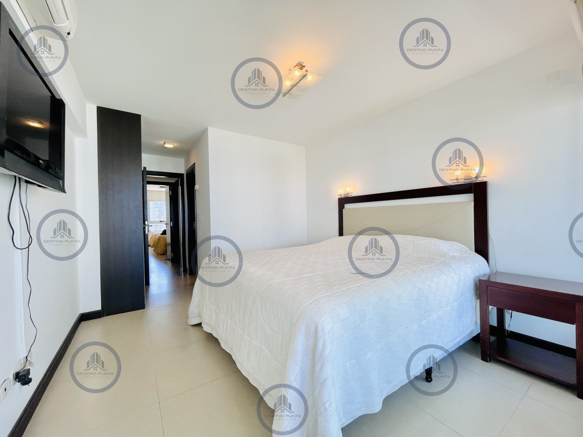 Apartamento ID.1660 - Apartamento de 2 Dormitorios, Vista al Mar y Parrillero en Playa Mansa, Venta