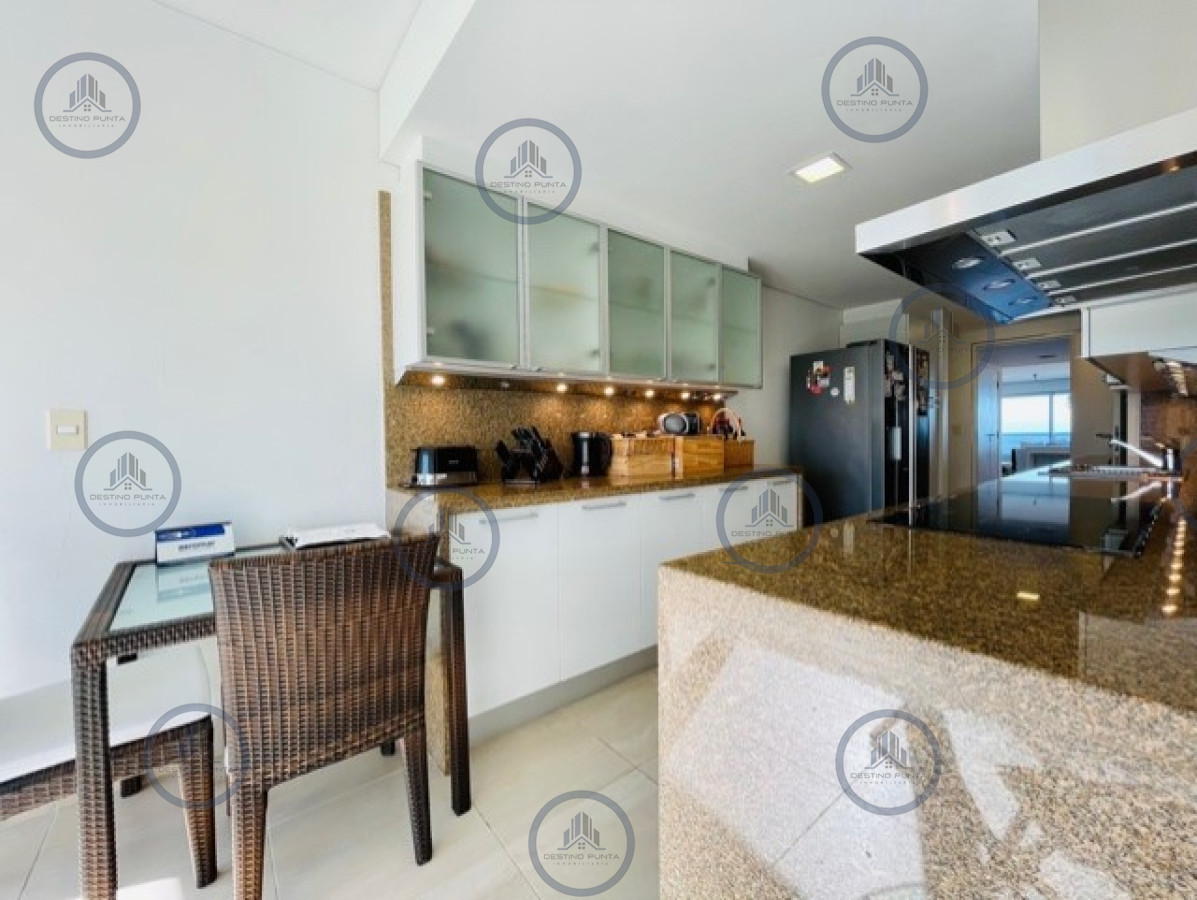 Apartamento ID.46 - Venta de apartamento premiun de tres dormitorios más dependencia en torre de categoría sobre playa Brava, Punta del Este