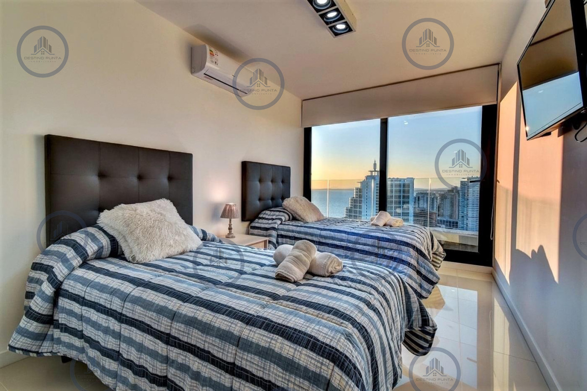 Apartamento ID.1626 - Alquiler temporario de apartamento de dos dormitorios con dos baños a pasos de la Playa y centro comercial, Punta del Este