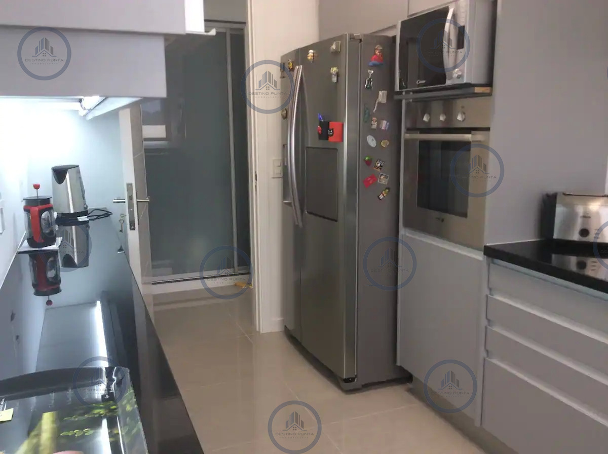 Apartamento ID.218 - Venta y alquiler de moderno departamento de tres dormitorios más dependencia a pasos de Playa Brava