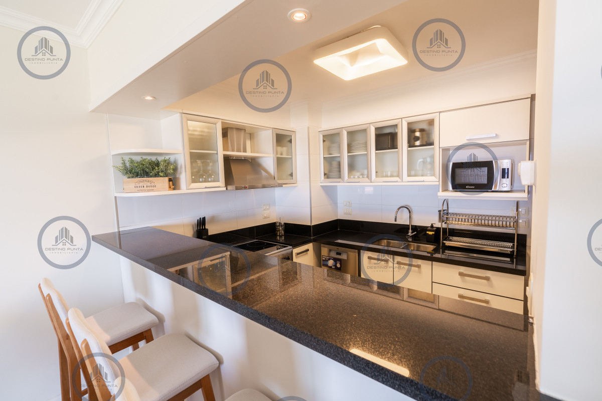 Apartamento ID.231 - Exclusivo penthouse en venta de 3 dormitorios vista al mar, piscina y parrillero de uso exclusivo sonbre Playa Mansa, Pinares
