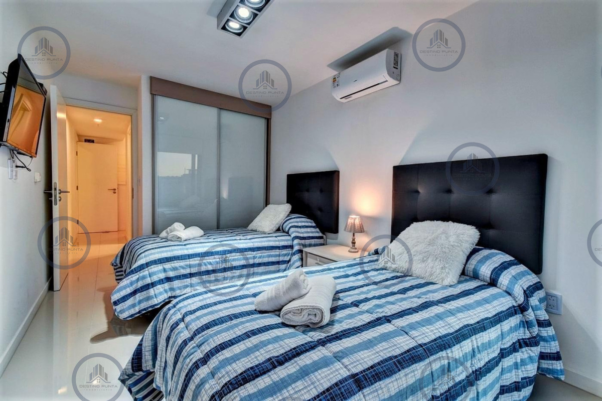 Apartamento ID.1626 - Alquiler temporario de apartamento de dos dormitorios con dos baños a pasos de la Playa y centro comercial, Punta del Este