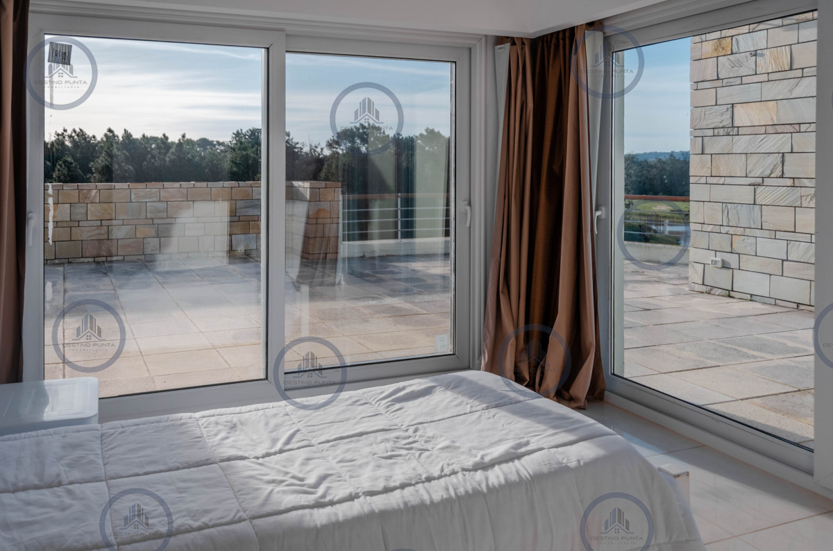 Apartamento ID.236 - Penthouse en venta de 3 dormitorios con parrillero de uso exclusivo, Playa Mansa, Pinares