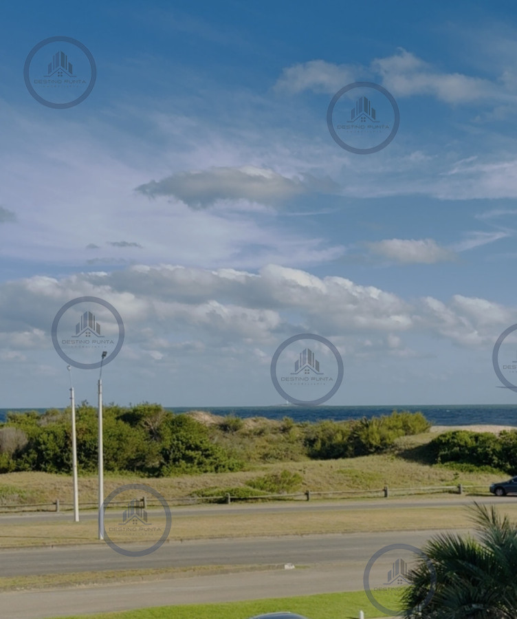 Apartamento ID.3030 - Venta de apartamento de 3 dormitorios sobre primera fila de Playa Brava, Punta del Este