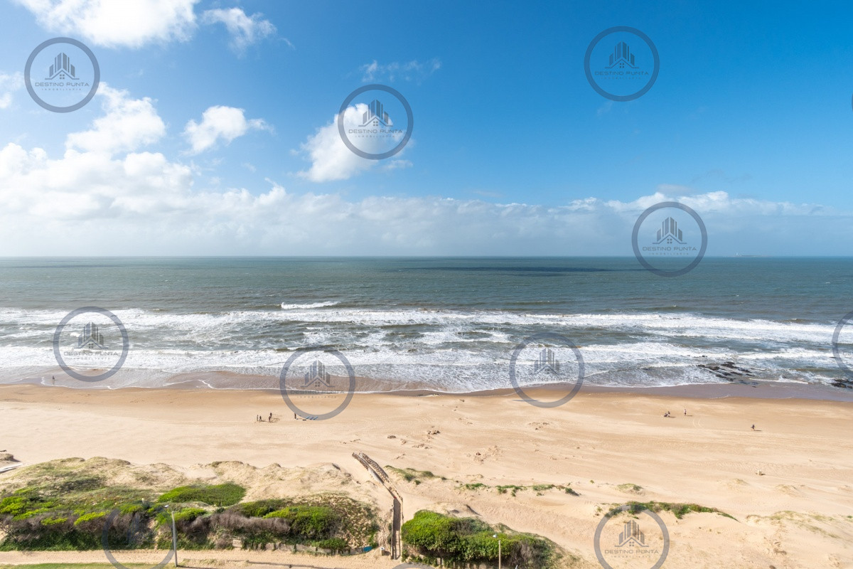 Apartamento ID.71 - Excelente Apartamento de 3 Dormitorios y Dependencia de Servicio Frente al Mar - Playa Brava