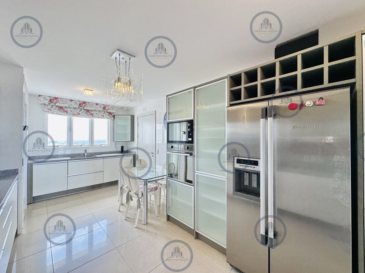 Apartamento ID.2300 - Lujoso Penthouse de 4 Dormitorios con Vista al Mar sobre Playa Mansa, Punta del Este