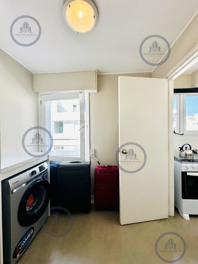 Apartamento ID.2461 - Alquiler y venta de apartamento con vista al Mar en Península de 3 dormitorios más dependencia