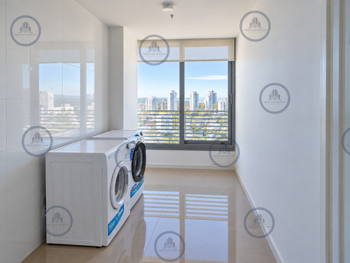 Apartamento ID.3292 - Penthouse Dúplex de 3 Dormitorios en suite con Parrillero, Jacuzzi y Amplias Terrazas con vistas panorámicas. Playa Mansa, Punta del Este