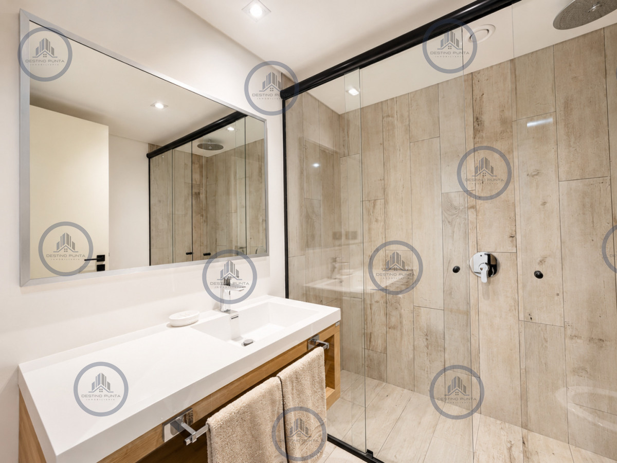 Apartamento ID.678 - Espectacular Apartamento de 2 Dormitorios y Medio, piso alto, Torre Surfside, Punta del Este