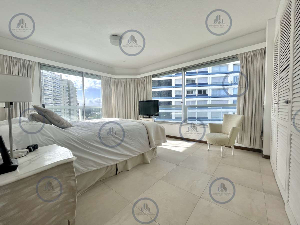 Apartamento ID.968 - Apartamento de 2 Dormitorios en Torre con Servicios - Playa Brava, Punta del Este