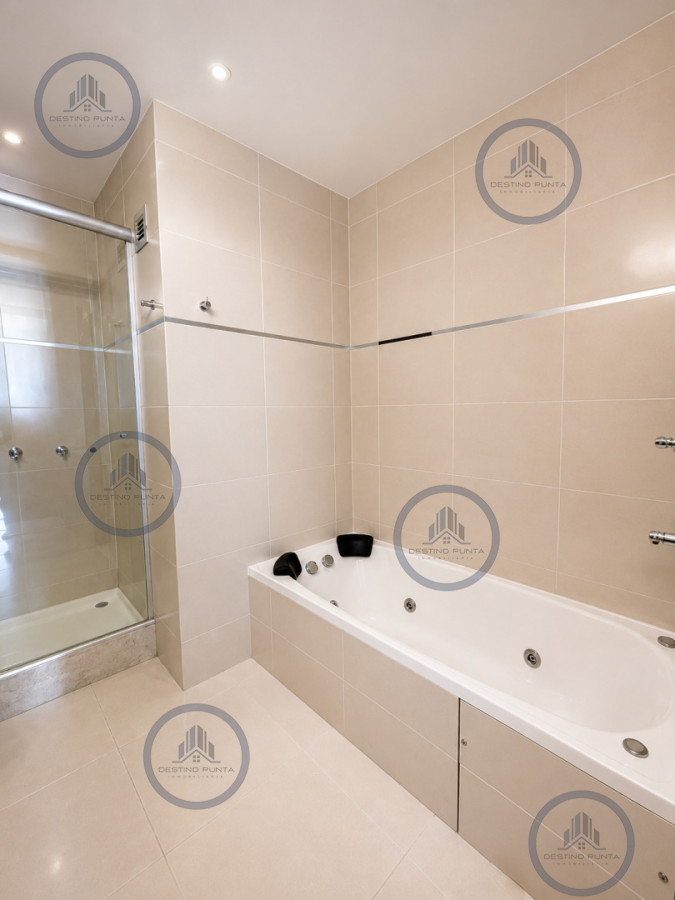 Apartamento ID.58 - Apartamento de 2 Dormitorios a metros del mar y torre moderna, playa Mansa, Punta del Este