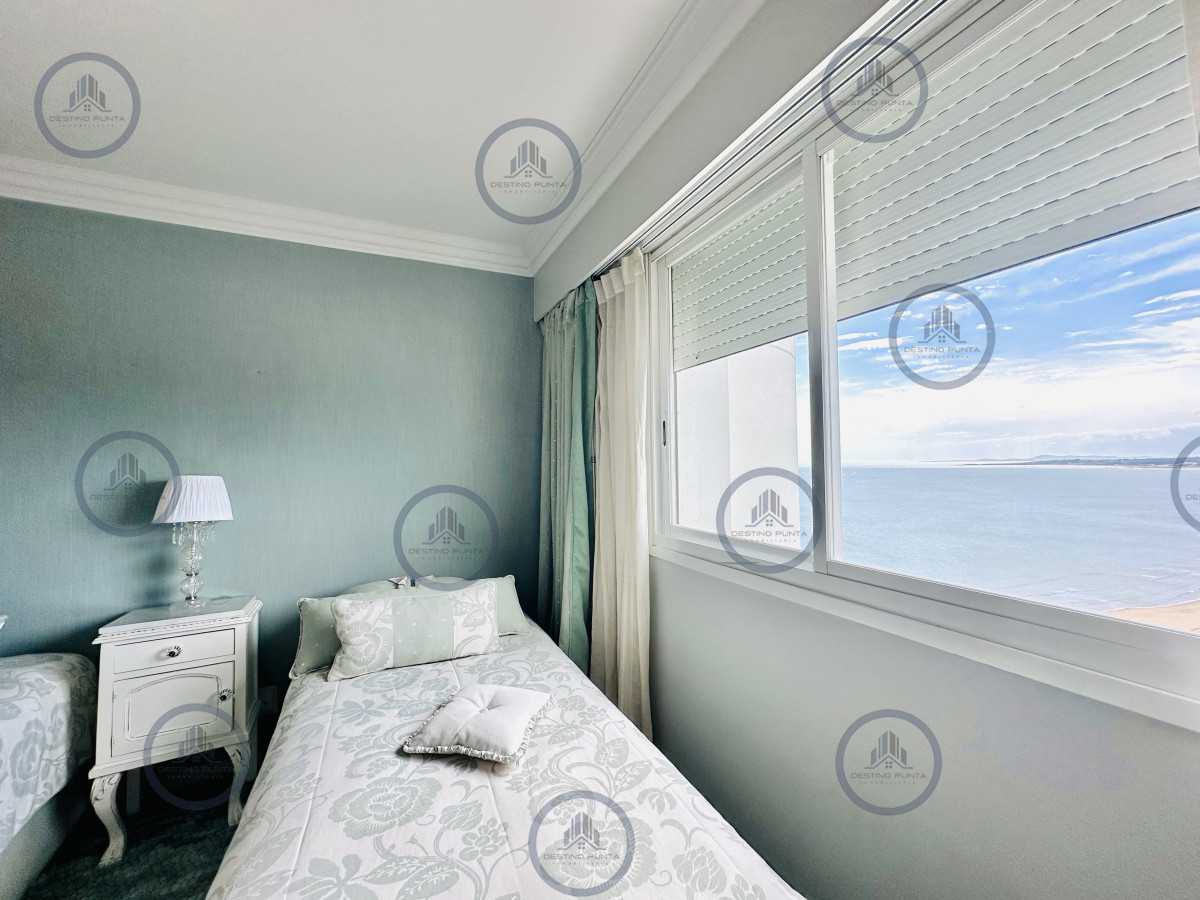 Apartamento ID.2300 - Lujoso Penthouse de 4 Dormitorios con Vista al Mar sobre Playa Mansa, Punta del Este