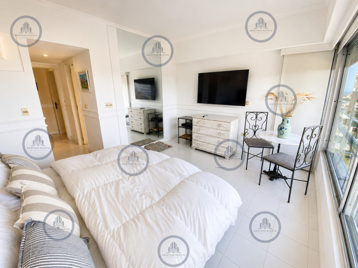 Apartamento ID.1102 - Exclusivo Apartamento Frente al Mar en Playa Brava, 3 Dormitorios y Dependencia
