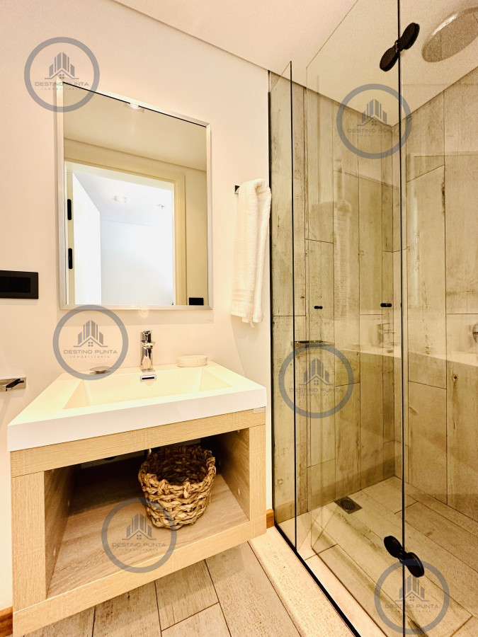 Apartamento ID.680 - Venta y alquiler de Apartamento de 1 Dormitorio en suite piso alto de Torre Surfside Village, Punta del Este