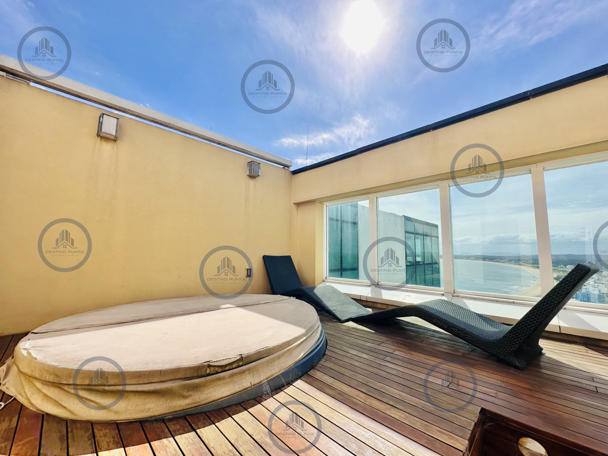 Apartamento ID.2300 - Lujoso Penthouse de 4 Dormitorios con Vista al Mar sobre Playa Mansa, Punta del Este