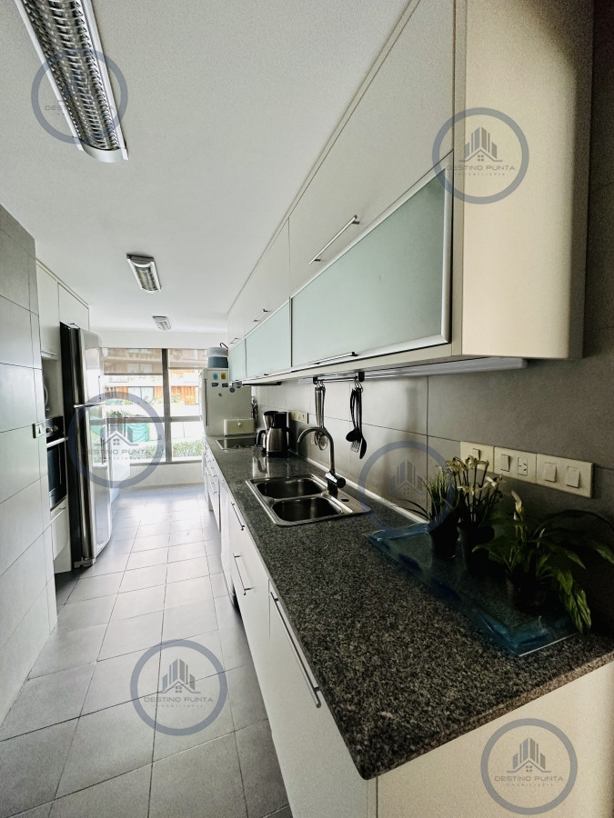 Apartamento ID.1529 - Alquiler temporal y anual de apartamento de tres dormitorios frente al mar en Pinares, playa Mansa