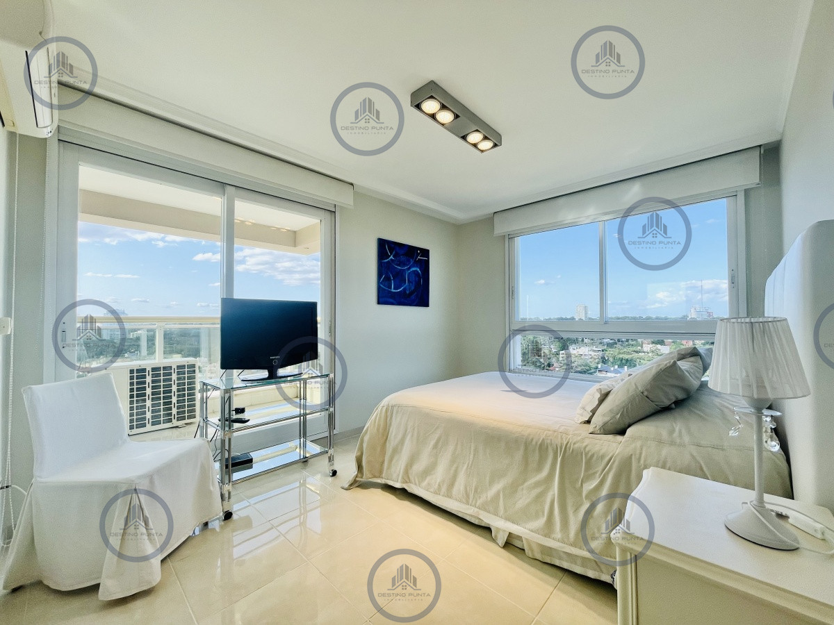 Apartamento ID.1059 - Venta de Excelente apartamento en alquiler temporario de tres dormitorios más dependencia de servicio, Playa Mansa, Punta del Este