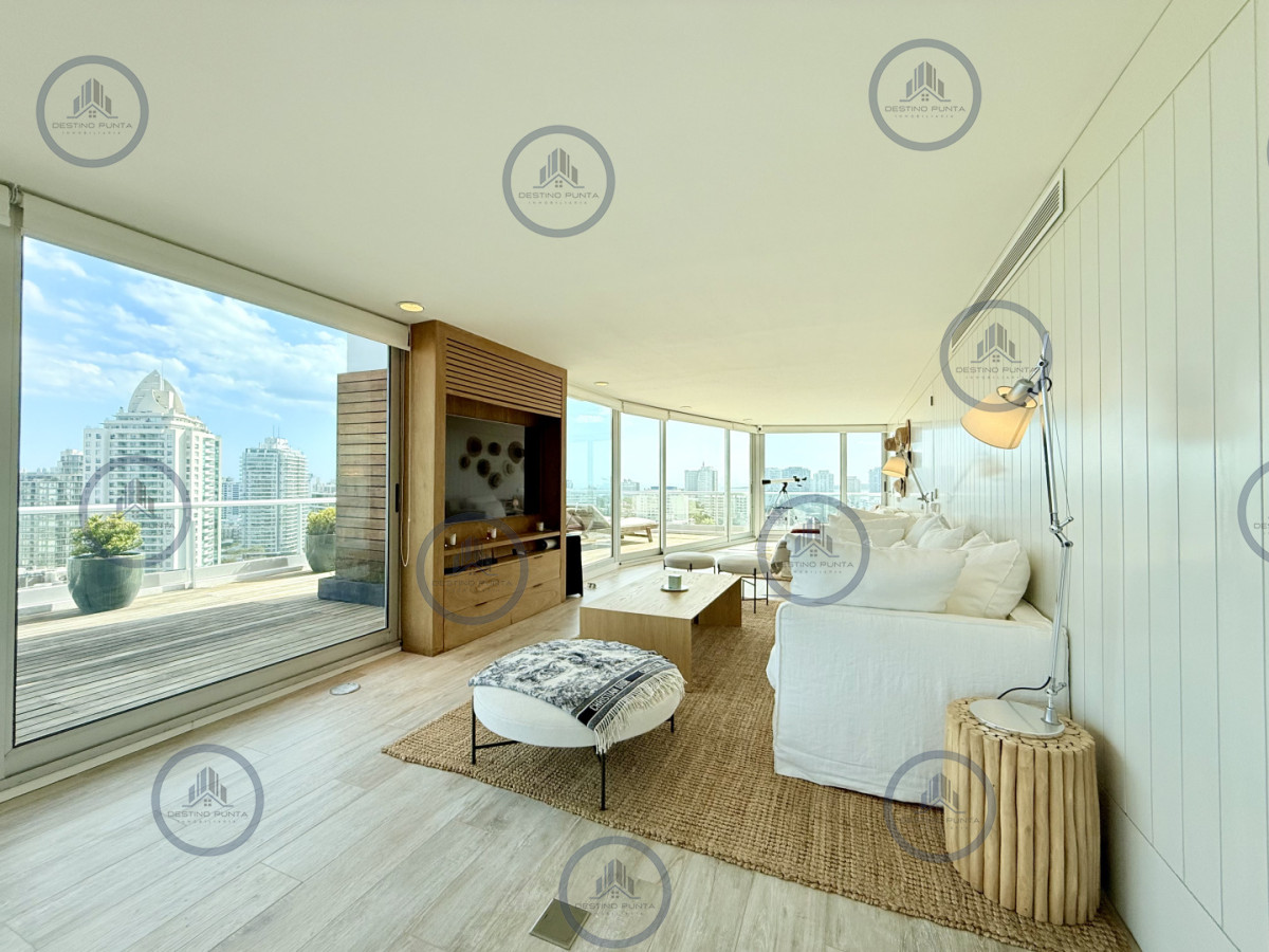 Apartamento ID.2036 - Apartamento Penthouse finamente decorado de 3 dormitorios con parrillero propio en venta, Roosevelt Brava, Punta del Este
