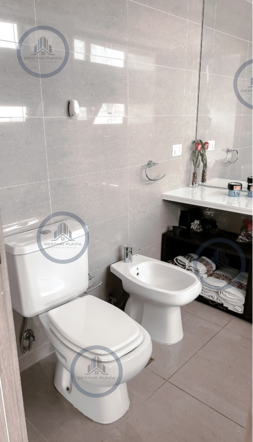 Apartamento ID.2314 - Apartamento de 2 dormitorios con 2 baños en alquiler por temporada torre moderna de Punta del este 