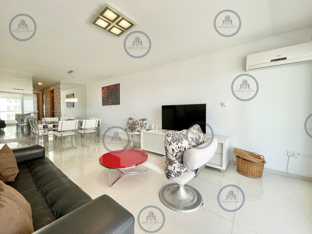 Apartamento ID.217 - Apartamento de 2 Dormitorios y Servicio a metros del mar, Playa Mansa Punta del Este