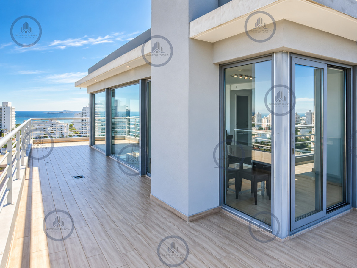 Apartamento ID.3292 - Penthouse Dúplex de 3 Dormitorios en suite con Parrillero, Jacuzzi y Amplias Terrazas con vistas panorámicas. Playa Mansa, Punta del Este