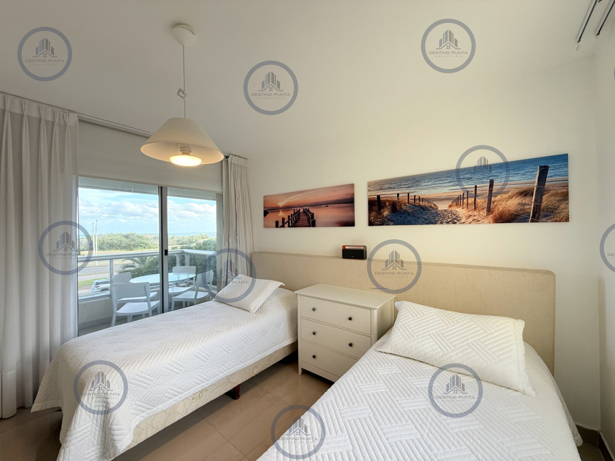Apartamento ID.3030 - Venta de apartamento de 3 dormitorios sobre primera fila de Playa Brava, Punta del Este