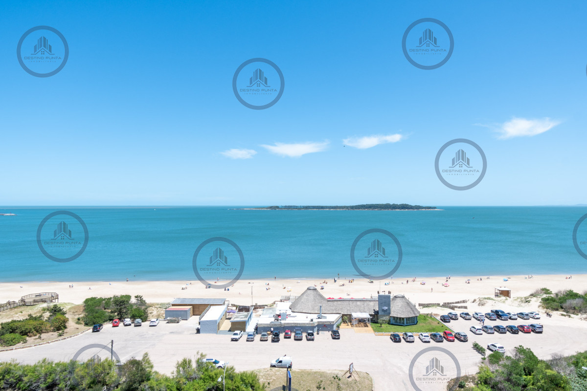 Apartamento ID.77 - Alquiler temporario y venta de espectacular departamento esquinero al frente en edificio icónico frente al Mar, Playa Mansa, Punta del Este 