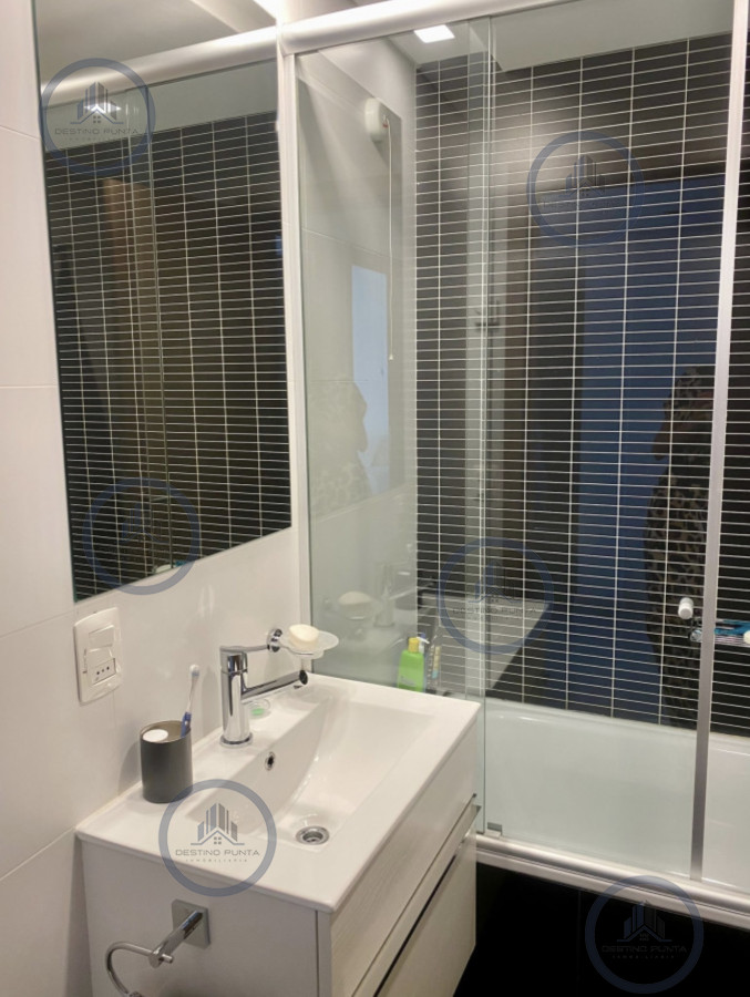 Apartamento ID.2896 - Alquiler temporal apartamento de 3 amplios dormitorios más dependencia con parrillero propio Playa Brava