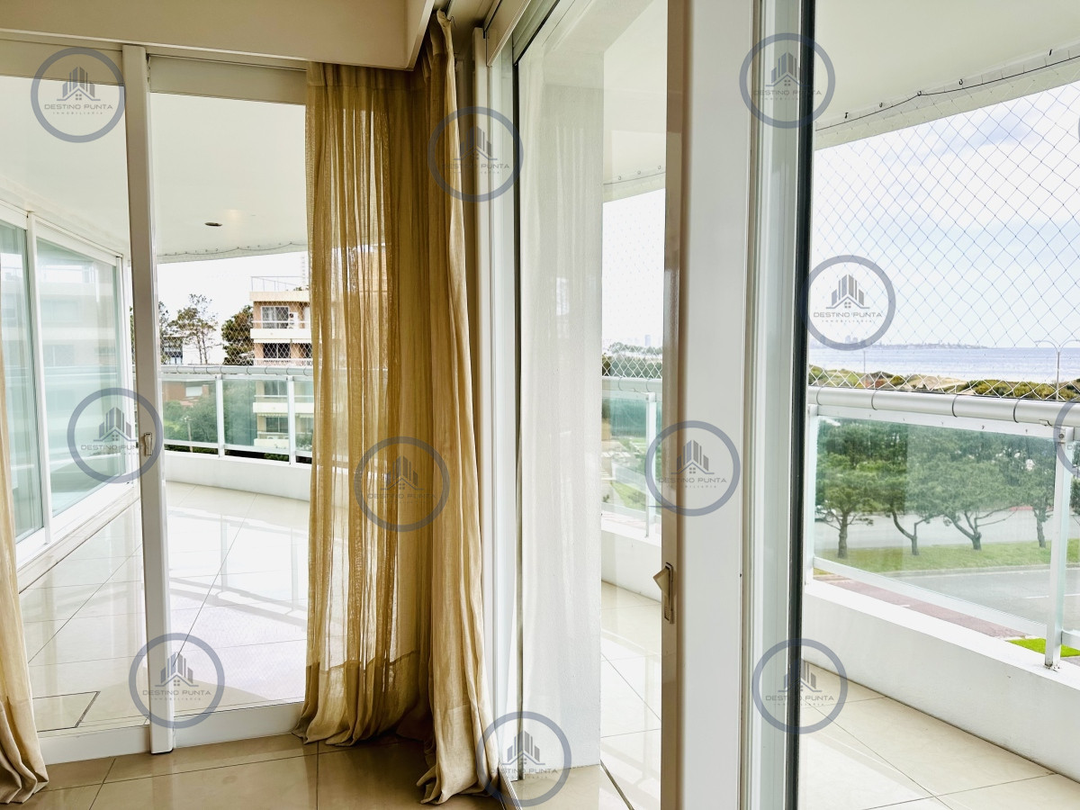 Apartamento ID.1708 - Alquiler temporario de gran apartamento de 4 dormitorios más dependencia en Playa Mansa
