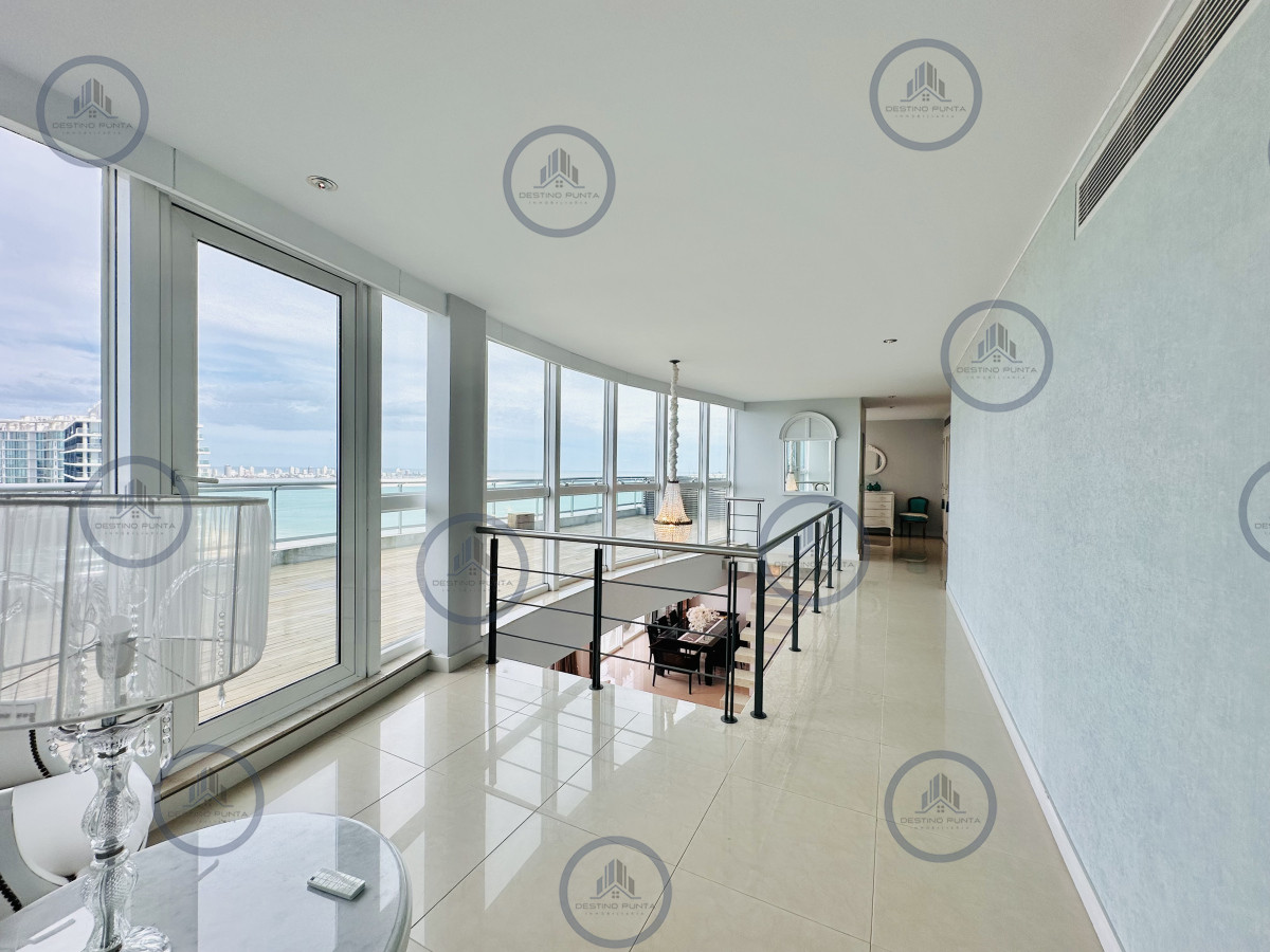 Apartamento ID.2300 - Lujoso Penthouse de 4 Dormitorios con Vista al Mar sobre Playa Mansa, Punta del Este