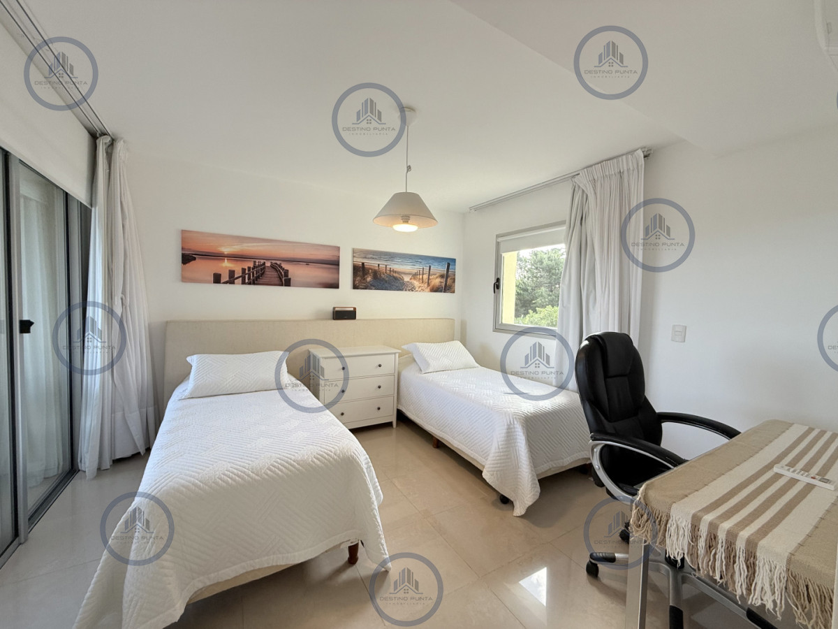 Apartamento ID.3030 - Venta de apartamento de 3 dormitorios sobre primera fila de Playa Brava, Punta del Este