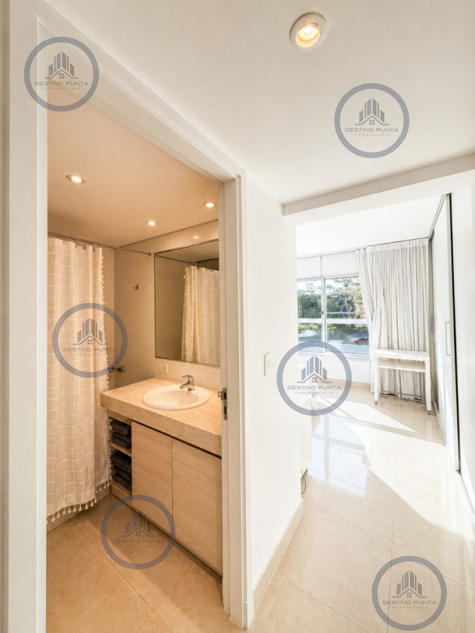 Apartamento ID.3030 - Venta de Apartamento de 3 Dormitorios sobre Primera Fila de Playa Brava, Punta del Este
