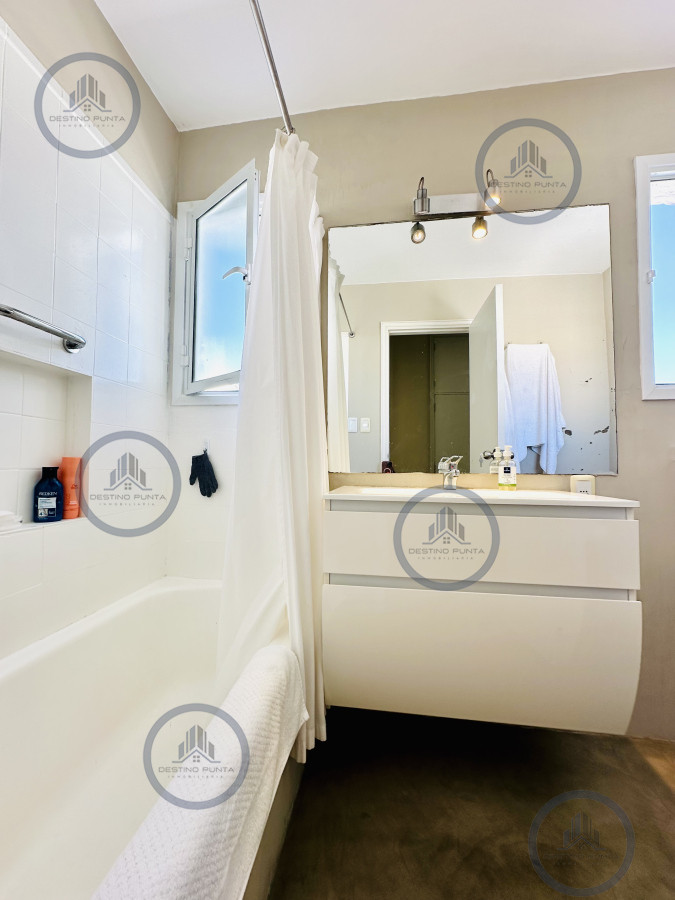 Apartamento ID.2461 - Alquiler y venta de apartamento con vista al Mar en Península de 3 dormitorios más dependencia